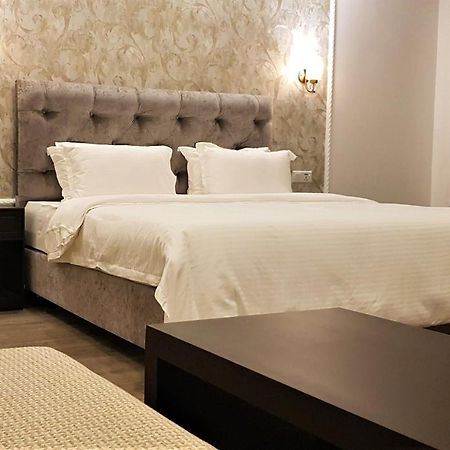 Hotel Green Court Homagama Esterno foto