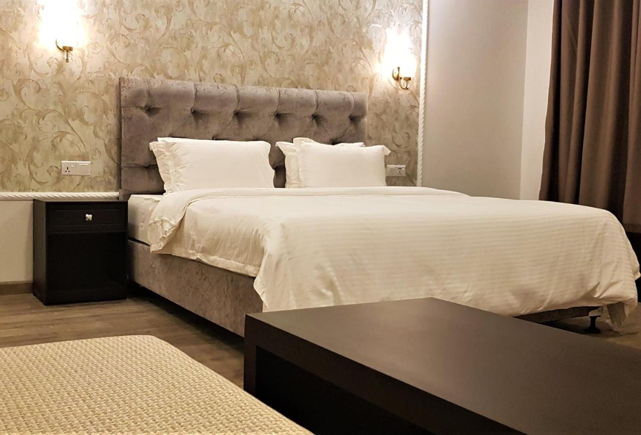 Hotel Green Court Homagama Esterno foto