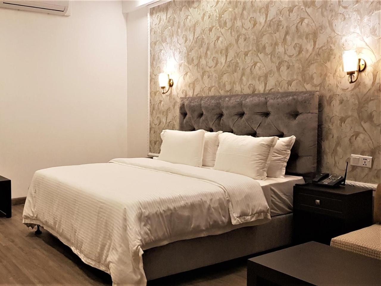 Hotel Green Court Homagama Esterno foto