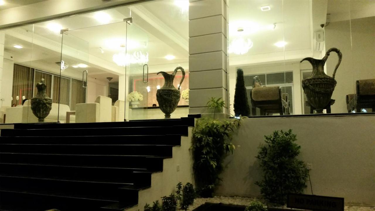 Hotel Green Court Homagama Esterno foto