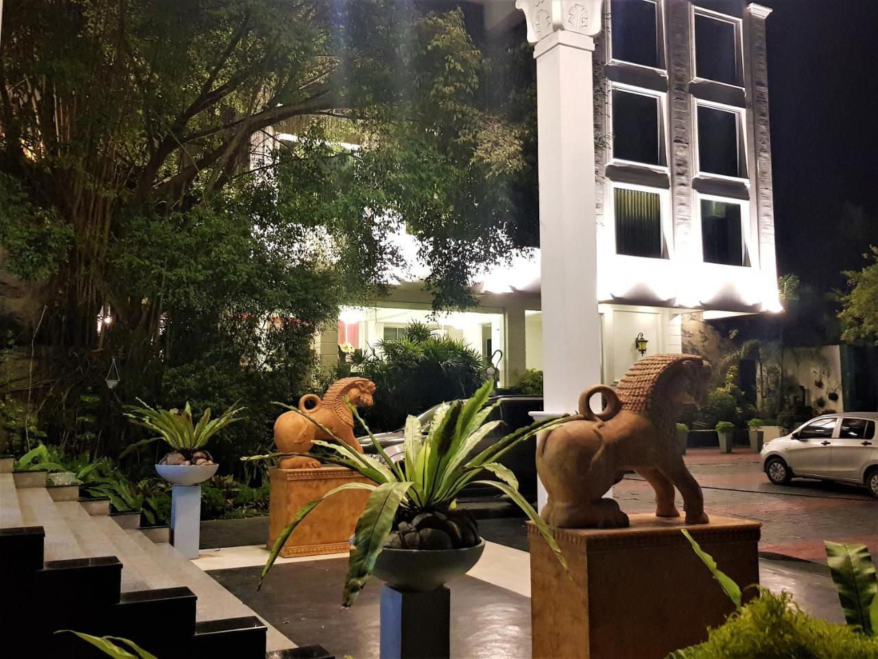 Hotel Green Court Homagama Esterno foto